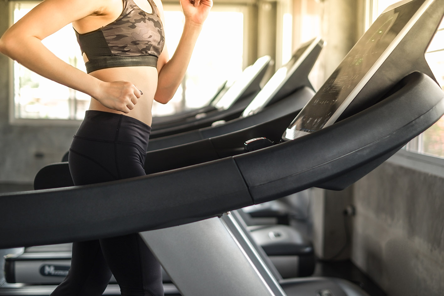 Γυναίκα τρέχει σε διάδρομο