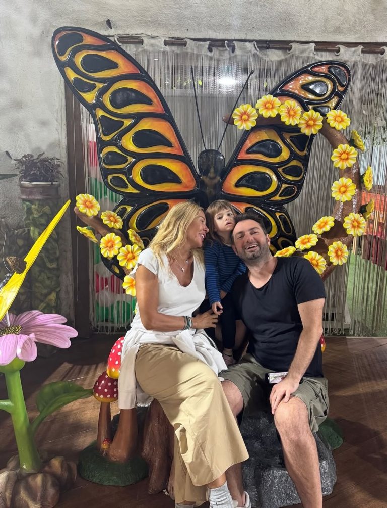 Η Χριστίνα Παππά με την εγγονή της και τον γιο της σε φωτογραφία από το ταξίδι στο Ντουμπάι