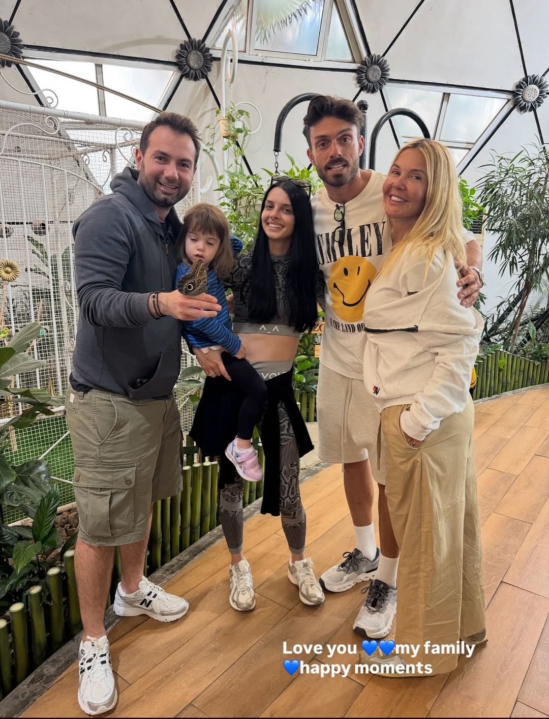 Η Χριστίνα Παππά με την οικογένειά της σε φωτογραφία από το ταξίδι στο Ντουμπάι