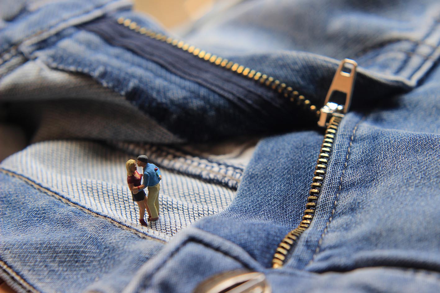 Ανοιχτό φερμουάρ και ζευγάρι φιλιέται