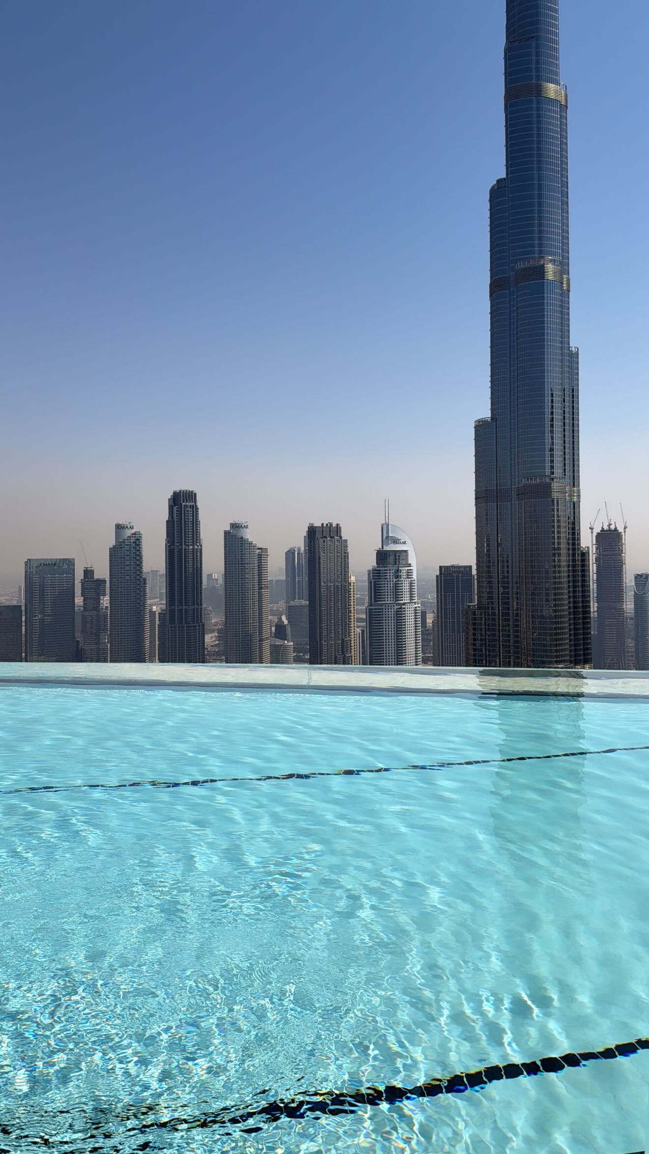 Πισίνα στο Ντουμπάι με φόντο ουρανοξύστες