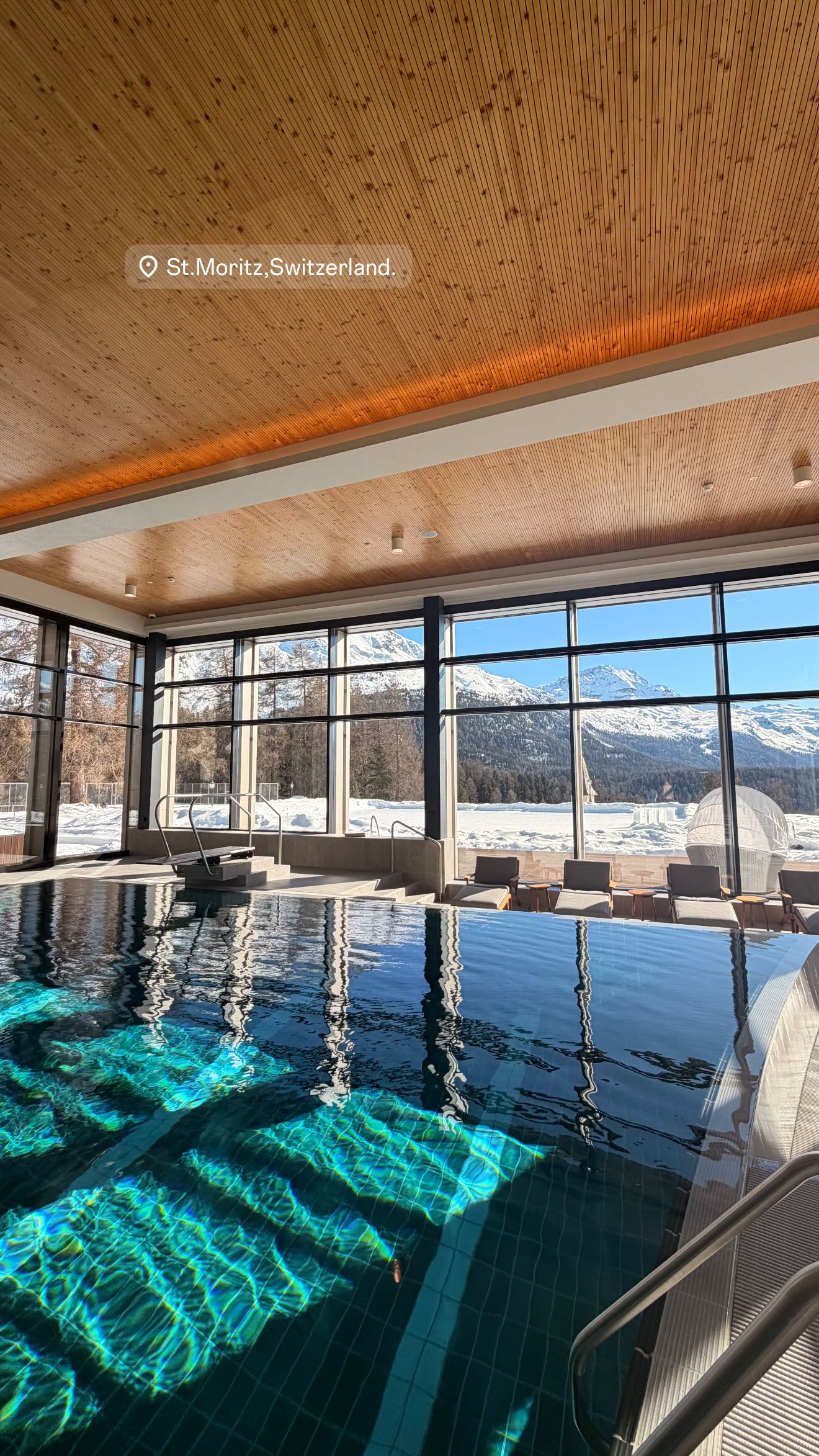 Το ξενοδοχείο με πισίνα που μένει η Κατερίνα Δαλάκα στο Σεν Μόριτζ