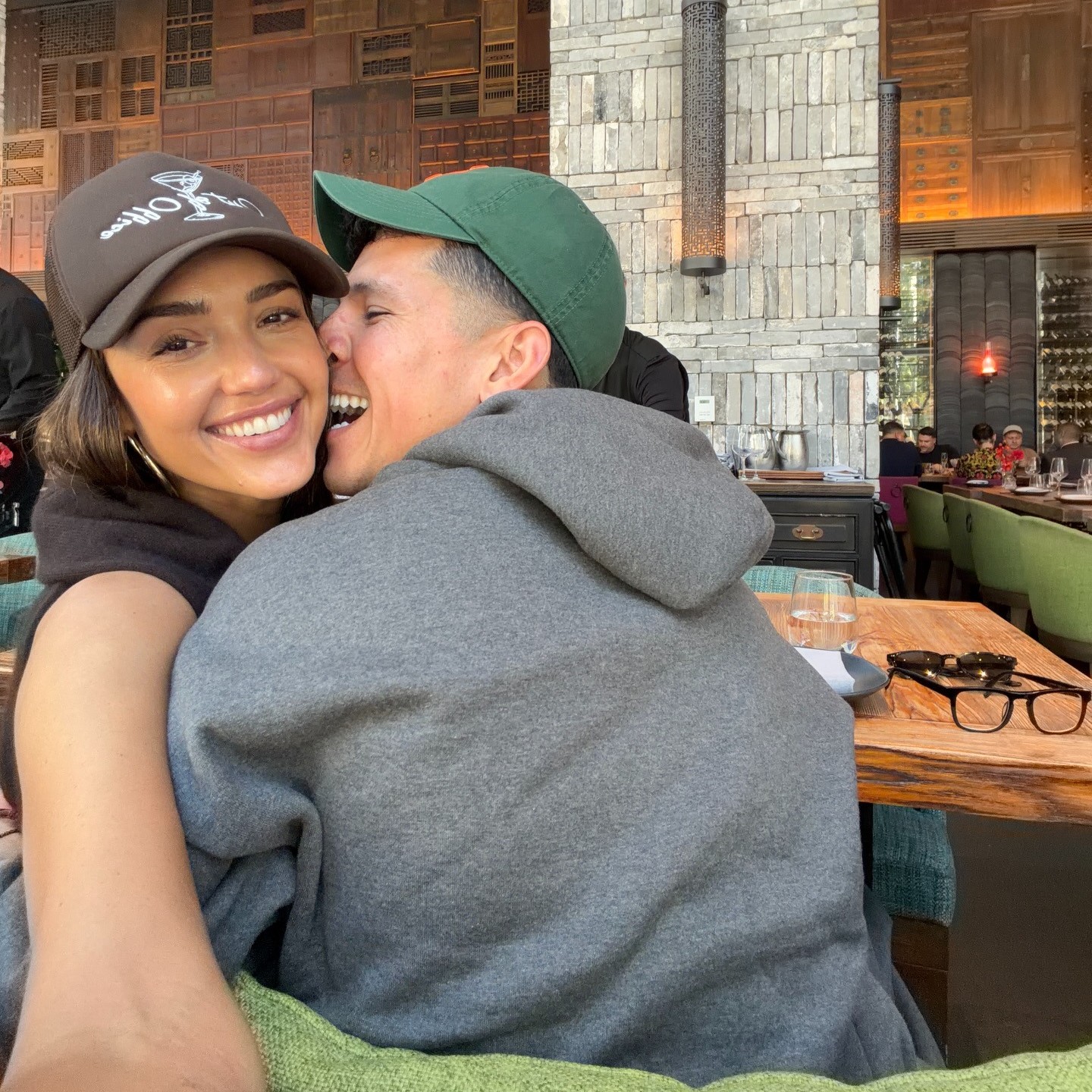 H Jessica Alba και ο Danny Ramirez σε ένα τρυφερό στιγμιότυπο.