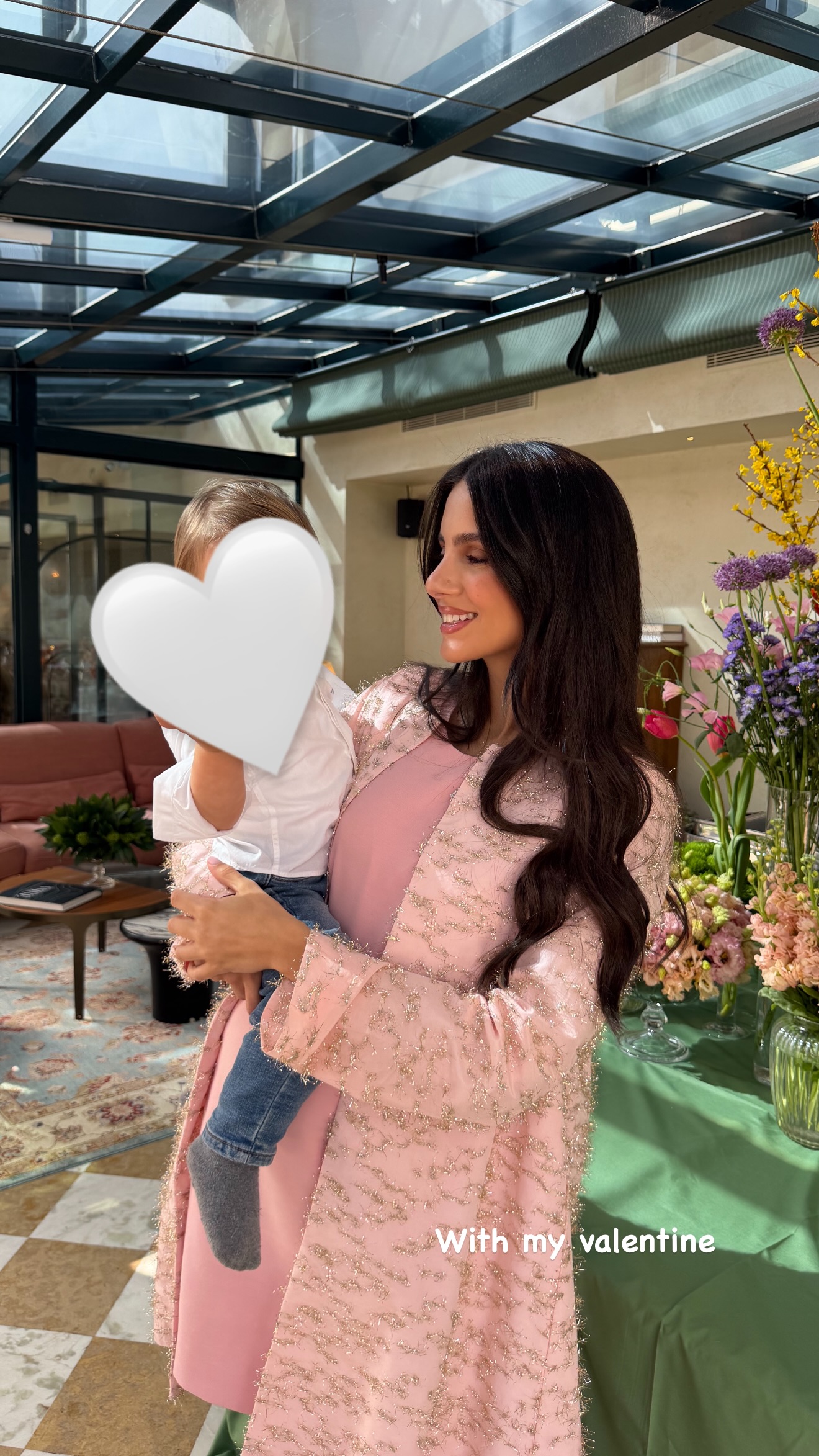 Με αφορμή την ημέρα του Αγίου Βαλεντίνου, η Αλεξάνδρα Νίκα σε φωτογραφία με τον γιο της Βασίλη και τη φουσκωμένη κοιλίτσα της, καθώς είναι έγκυος στο δεύτερο παιδάκι τους με τον Κωνσταντίνο Αργυρό.