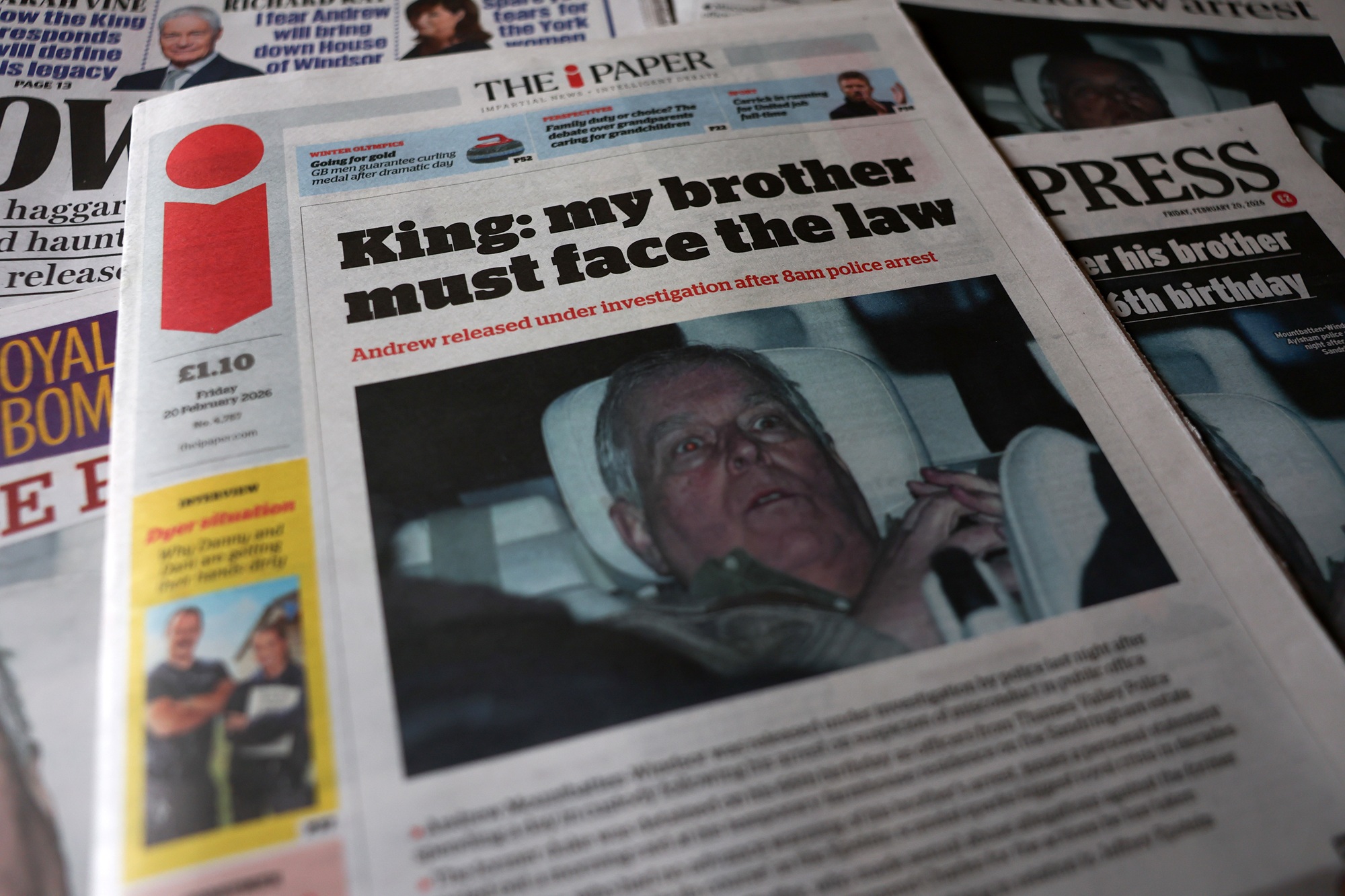 Tα πρωτοσέλιδα του βρετανικού Τύπου μετά τη σύλληψη του Andrew Mountbatten-Windsor, 20 Φεβρουαρίου 2026
