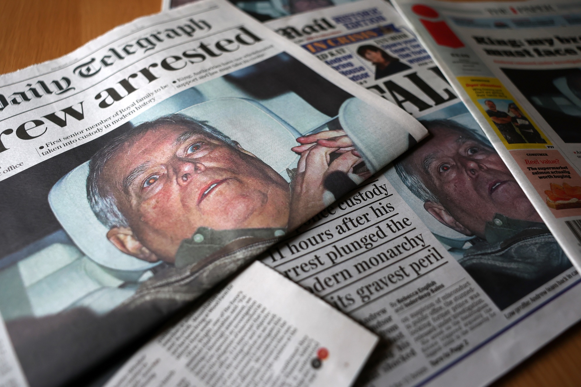 Tα πρωτοσέλιδα του βρετανικού Τύπου μετά τη σύλληψη του Andrew Mountbatten-Windsor, 20 Φεβρουαρίου 2026