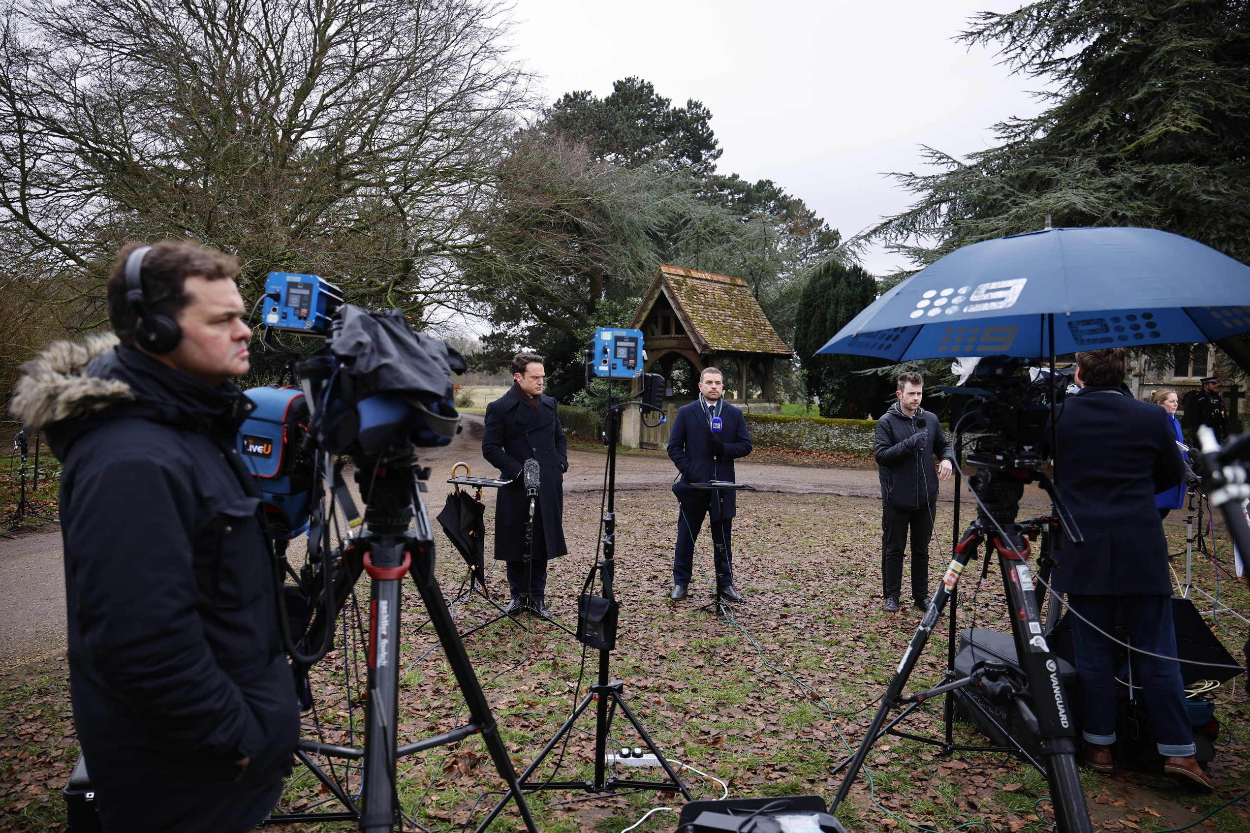 Ρεπόρτερ έξω από το Wood Farm, όπου συνελήφθη ο Andrew Mountbatten-Windsor