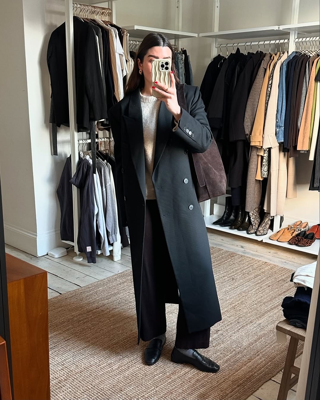 H Anna Newton επιλέγει και αυτή V-cut flats