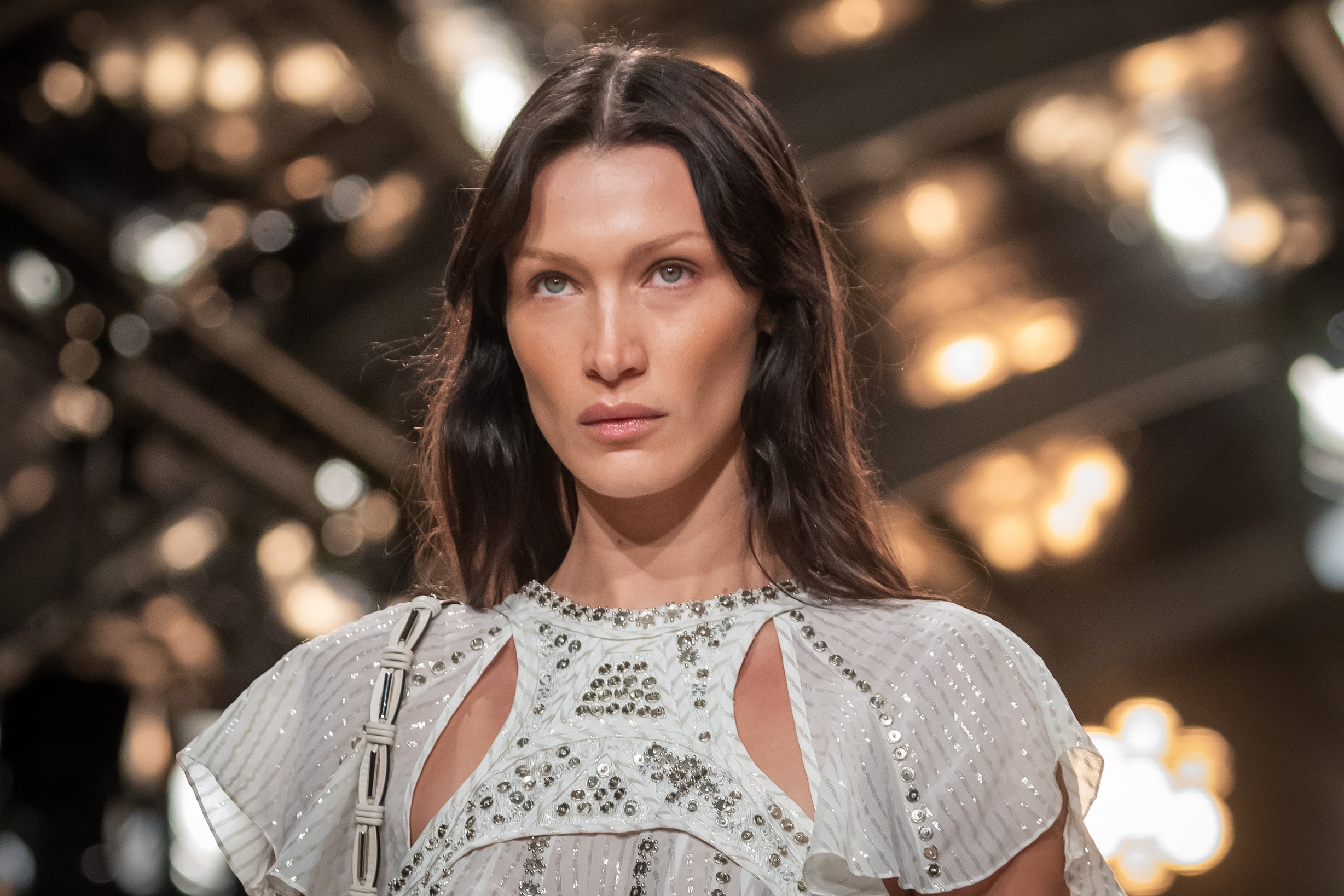 H Bella Hadid παρουσιάζει μια δημιουργία από την κολεξιόν Ready to Wear Άνοιξη/Καλοκαίρι 2023 της Γαλλίδας σχεδιάστριας Isabel Marant κατά τη διάρκεια της Εβδομάδας Μόδας του Παρισιού, στις 29 Σεπτεμβρίου 2022
