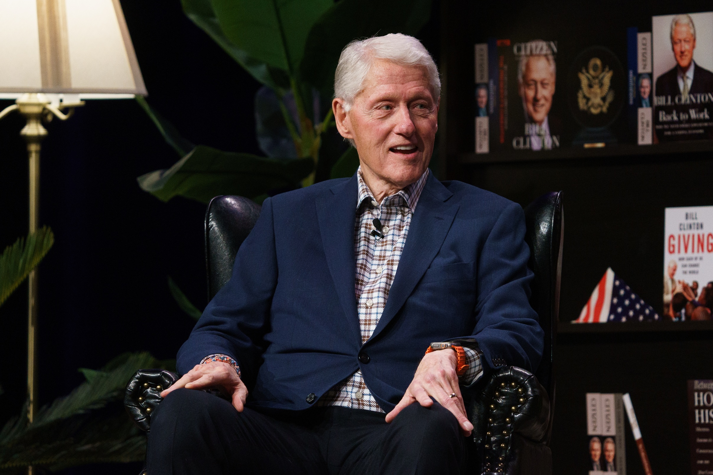 O πρώην πρόεδρος των ΗΠΑ, Bill Clinton, μιλά στο "Daughters of the American Revolution" Constitution Hall στην Ουάσινγκτον, 21 Νοεμβρίου 2024