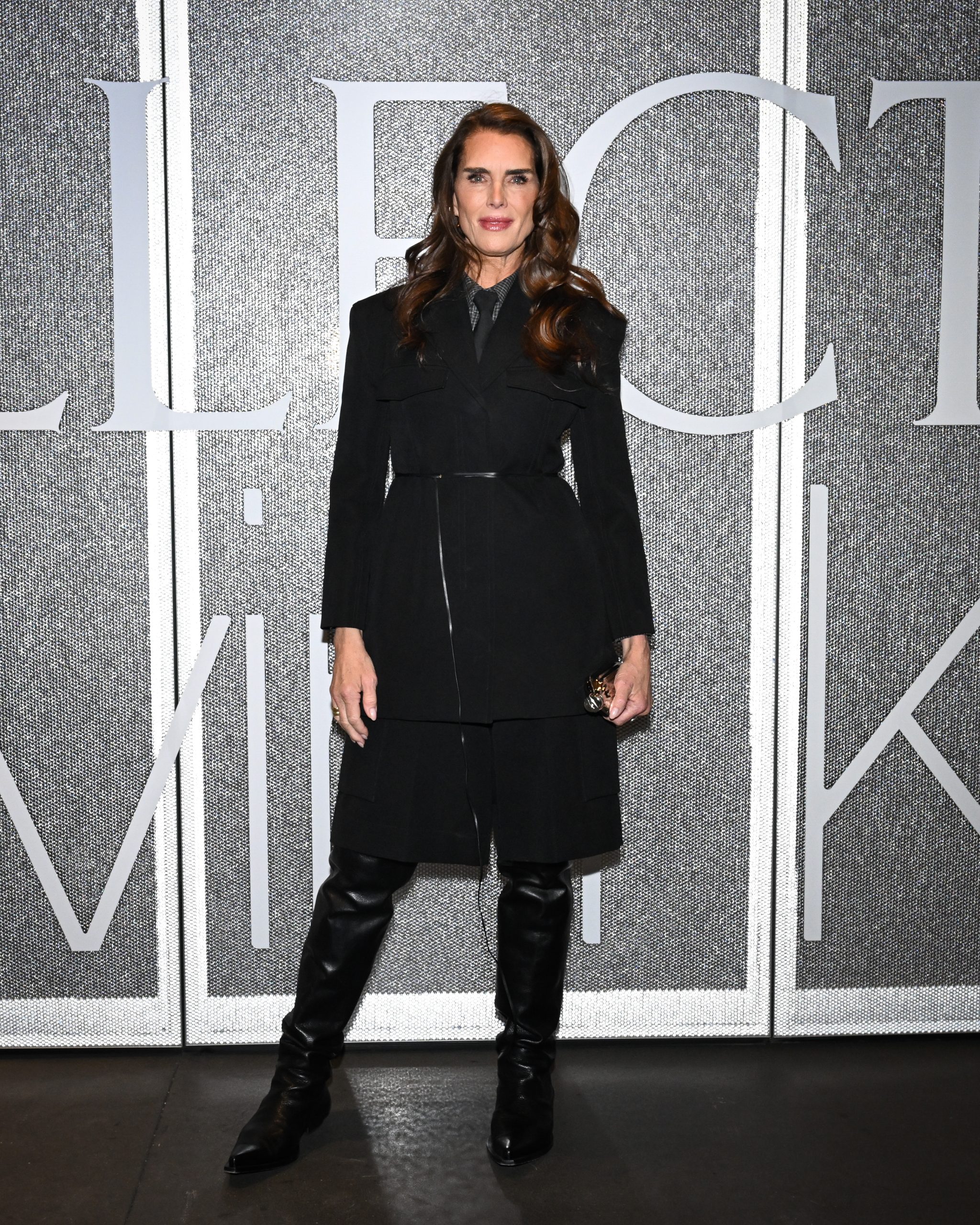 Η Brooke Shields φορά το κλασικό μαύρο σακάκι που είναι must πανωφόρι της σεζόν.