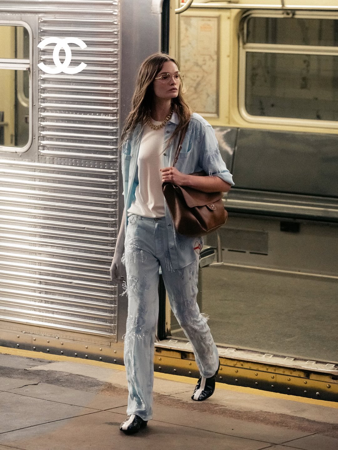 Look από πασαρέλα της Chanel με light-wash τζιν, φτιαγμένα από αέρινη μεταξένια μουσελίνα.