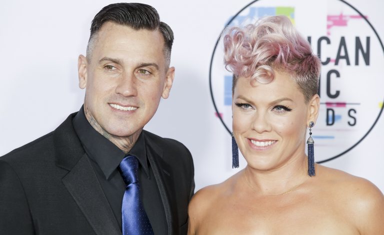 Ο Carey Hart και η Pink στα 2017 American Music Awards στο Microsoft Theater του Λος Άντζελες, 19 Νοεμβρίου 2017