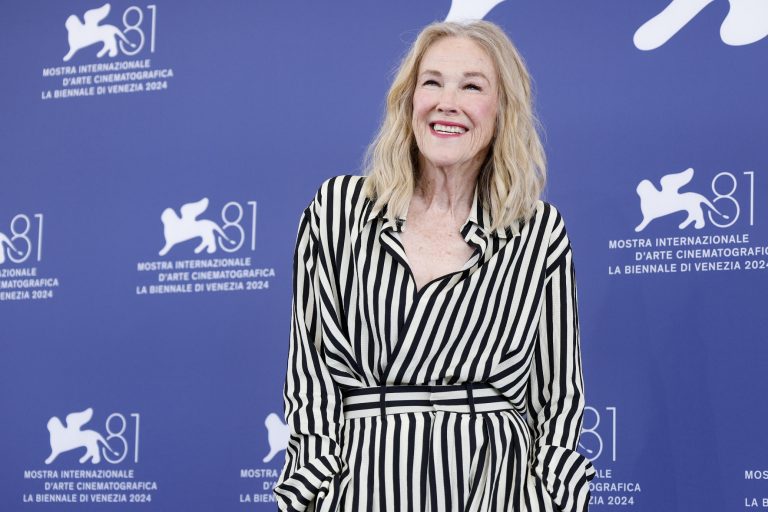H Catherine O'Hara στο photocall για την ταινία "Beetlejuice Beetlejuice" πριν από την τελετή έναρξης του Φεστιβάλ Βενετίας, 28 Αυγούστου 2024