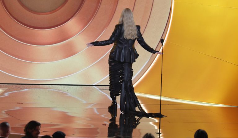 H Cher στη σκηνή των 68ων Grammy Awards, 1 Φεβρουαρίου 2026