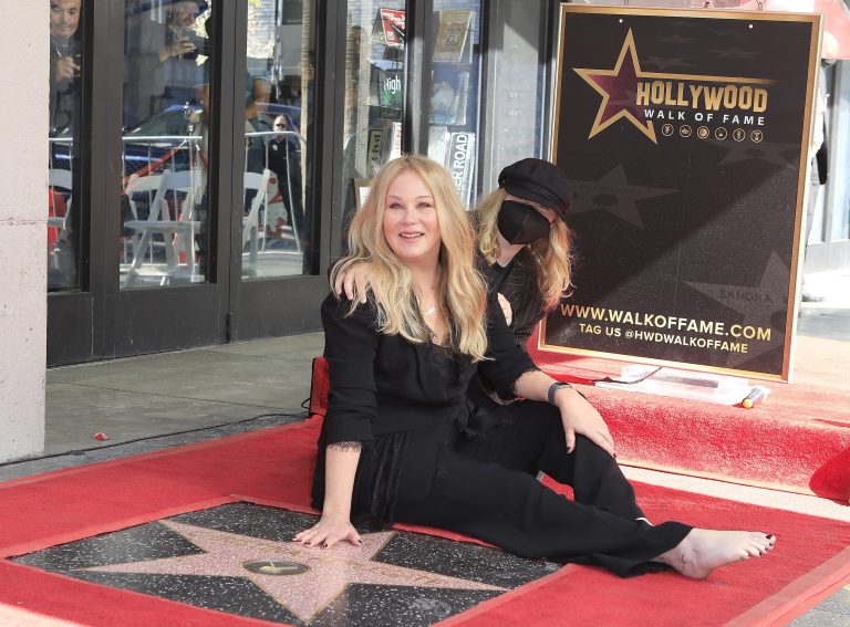 Η Christina Applegate ποζάρει κατά την απονομή του Αστεριού της στη Λεωφόρο της Δόξας στο Χόλιγουντ, 14 Νοεμβρίου 2022