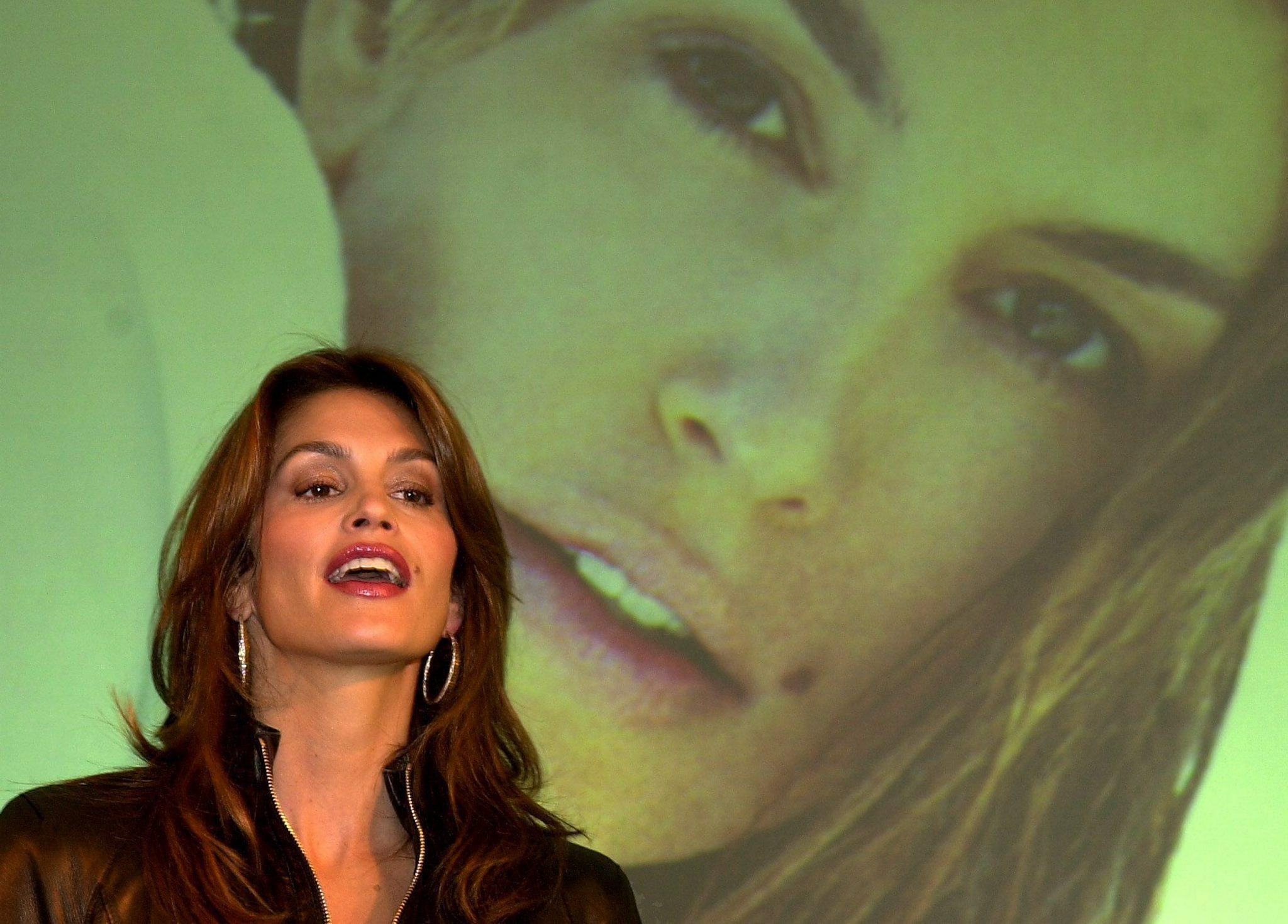 H Cindy Crawford παρουσιάζει το νέο της άρωμα "Cindy Crawford Feminine" σε διεθνές photocall στη Βιέννη, 9 Σεπτεμβρίου 2003