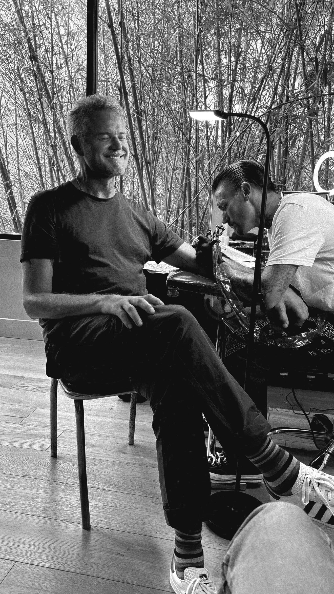  Άλλη μία φωτογραφία που ανάρτησε στον λογαριασμό της η σύντροφός του με τον ηθοποιό να κάνει τατουάζ και να χαμογελά. 