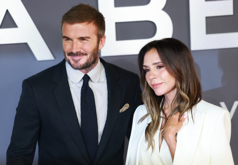 Η Victoria Beckham και ο σύζυγός της, David Beckham στην παγκόσμια πρεμιέρα του ντοκιμαντέρ "Victoria Beckham" στο Λονδίνο, 8 Οκτωβρίου 2025
