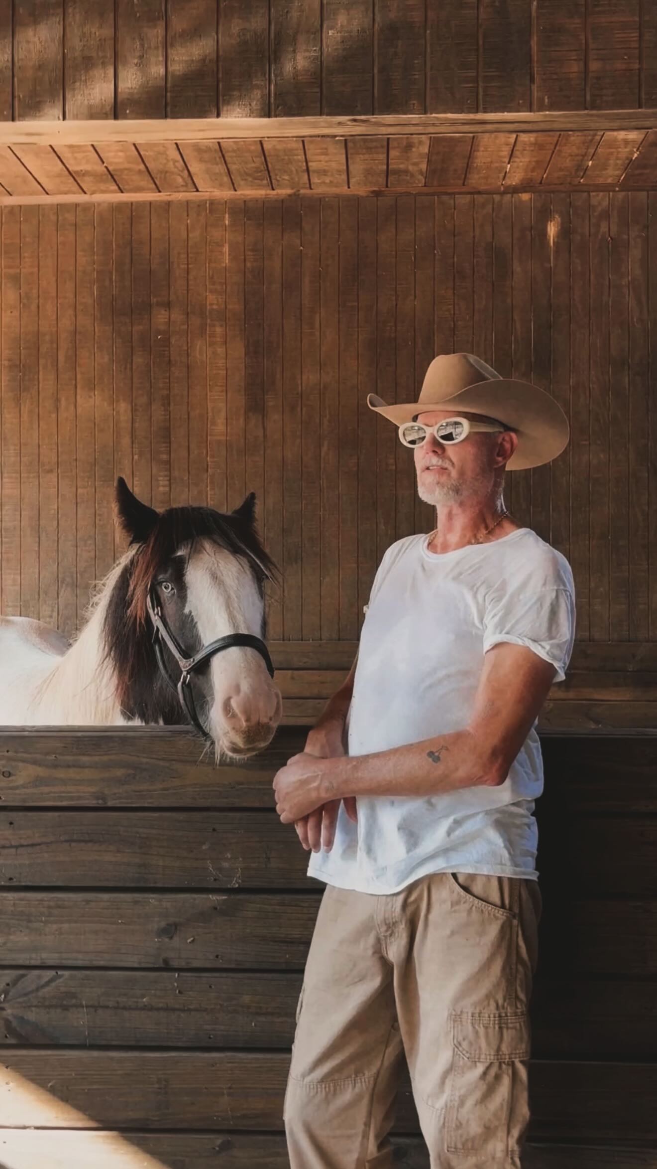 O Eric Dane σε έναν στάβλο. Από τις πρώτες φωτογραφίες που ανάρτησε η σύντροφός του μετά τον θάνατό του.