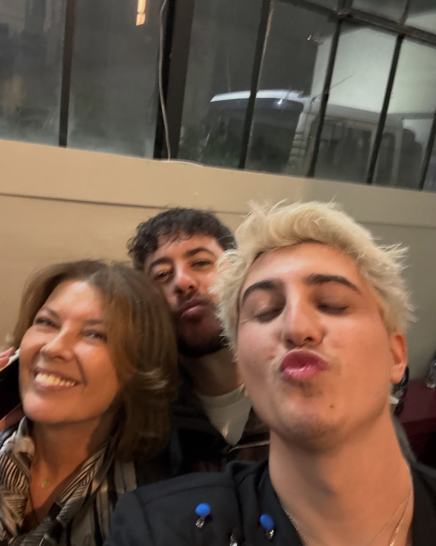 O Good Job Nicky με τη μητέρα του Σοφία Αλιμπέρτη και τον αδελφό του λίγες ώρες πριν τον εθνικό τελικό της Εurovision 2025.