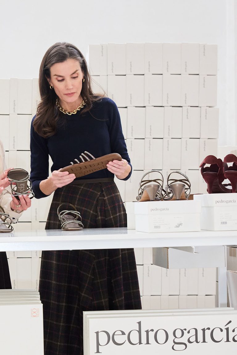 Η βασίλισσα Λετίθια στην επίσημη επίσκεψη για τα 100 χρόνια του οίκου Pedro Garcia.