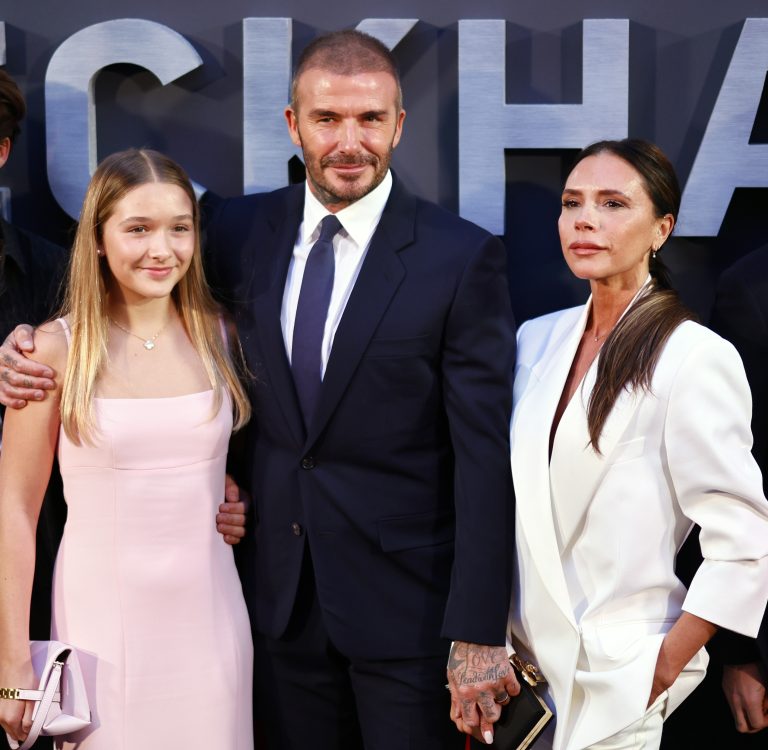 H Harper Beckham με τον David και τη Victoria Beckham, στην πρεμιέρα του "Beckham" στο Curzon Mayfair, 3 Οκτωβρίου 2023