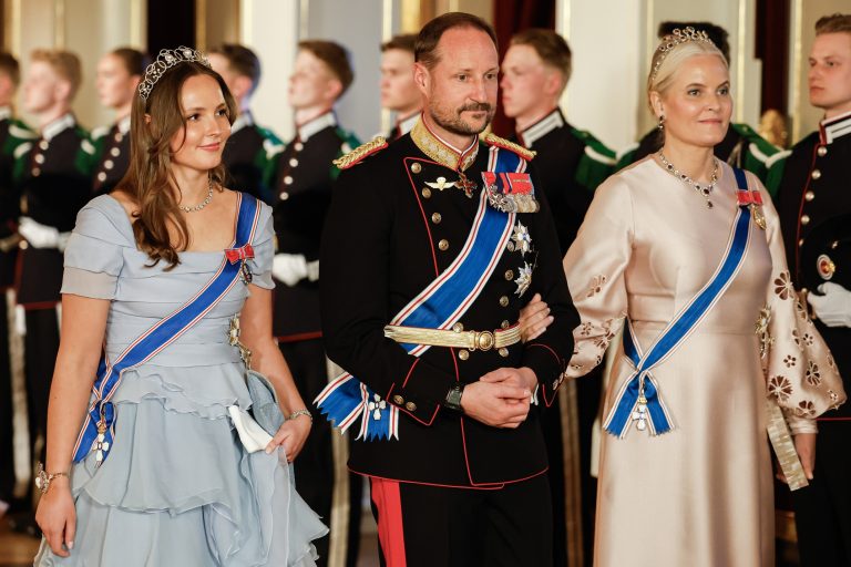Η πριγκίπισσα Ingrid Alexandra, ο πατέρας της, πρίγκιπας Haakon και η μητέρα της, Mette-Marit, σε επίσημο δείπνο στο Παλάτι, ωστο πλαίσιο της κρατικής επίσκεψης του προεδρικού ζεύγους της Ισλανδίας στο Όσλο, 8 Aπριλίου 2025