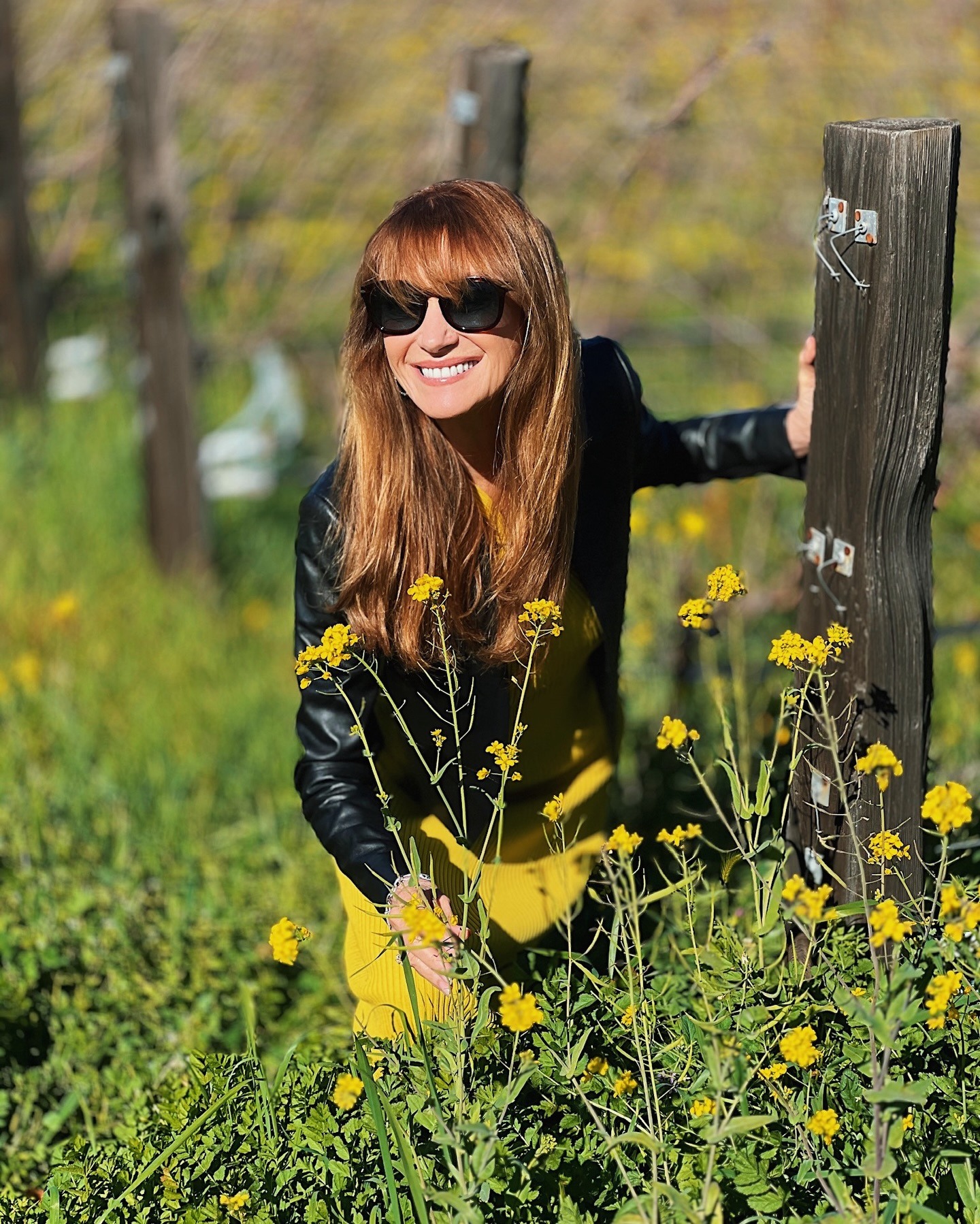 Στα 75 χρόνια της διαθέτει μία νεανική σιλουέτα και απολαμβάνει τις βόλτες της φύσης, όπως στη φωτογραφία που μαζεύει λουλούδια από ένα λιβάδι.