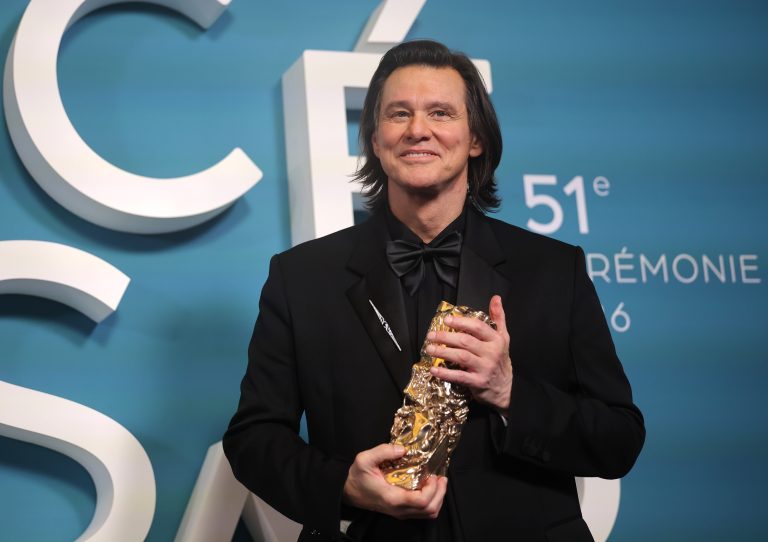 Ο Jim Carrey ποζάρει με το Βραβείο Cesar στην αίθουσα Τύπου στη διάρκεια της 51ης τελετής απονομής που διοργανώθηκε στο Olympia του Παρισιού, 26 Φεβρουαρίου 2026