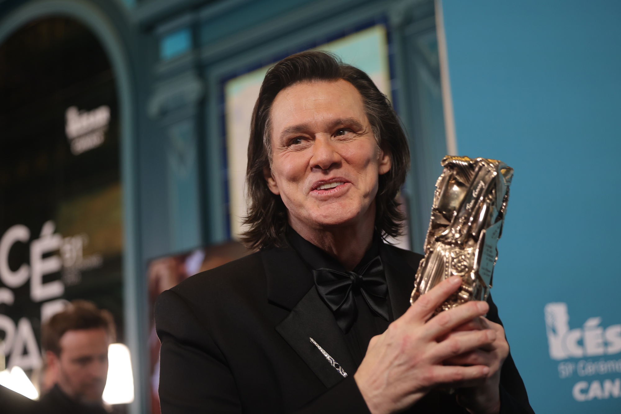 Ο Jim Carrey ποζάρει με το Βραβείο Cesar στην αίθουσα Τύπου στη διάρκεια της 51ης τελετής απονομής που διοργανώθηκε στο Olympia του Παρισιού, 26 Φεβρουαρίου 2026