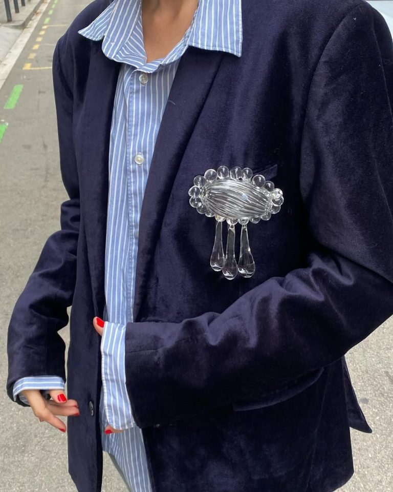 H Justin Menard επέλεξε καρφίτσα γυάλινη