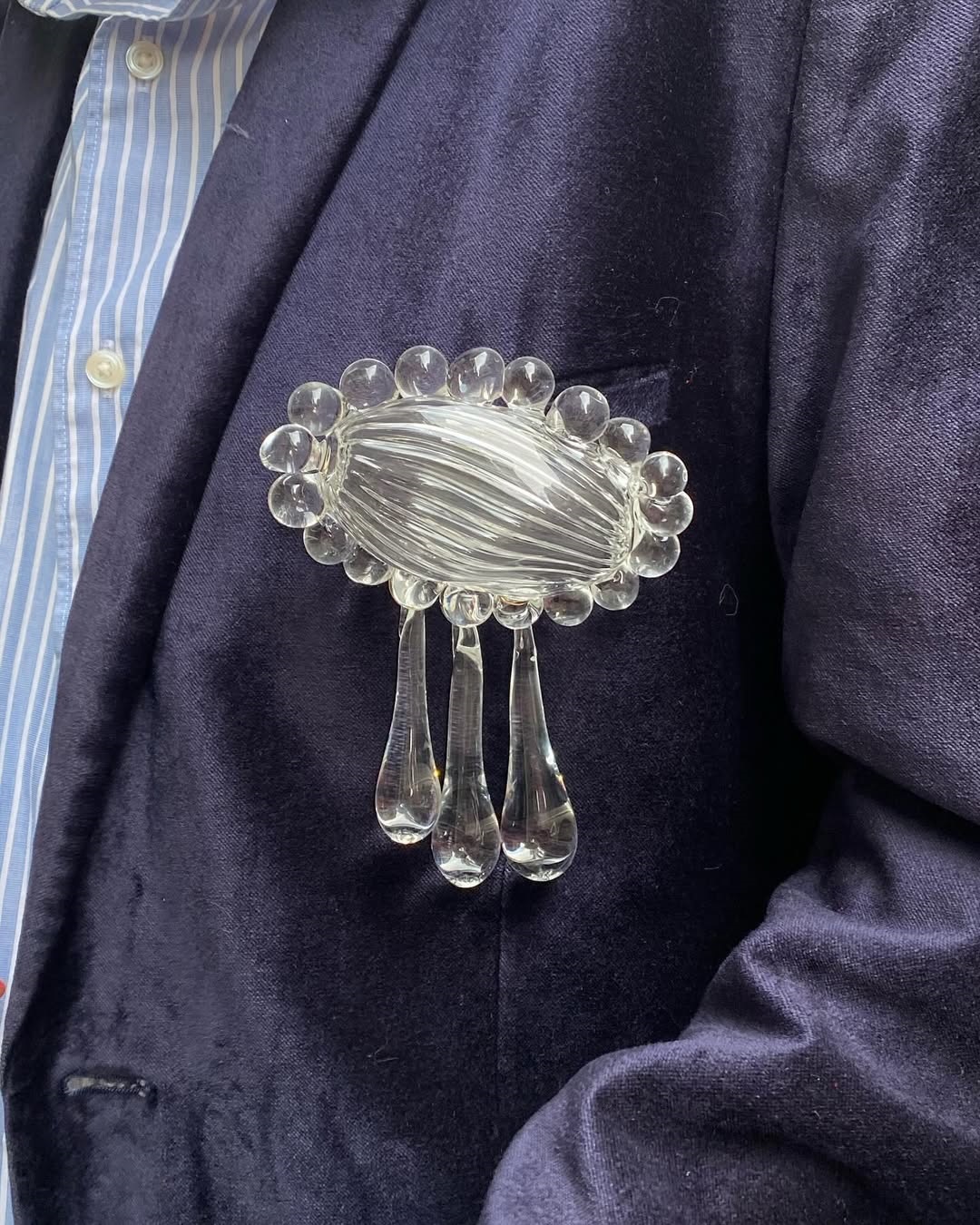 H Justin Menard επέλεξε καρφίτσα γυάλινη