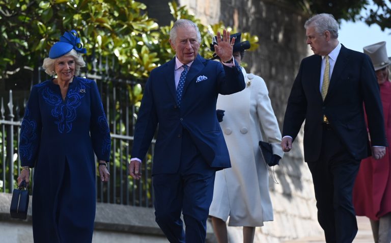 O βασιλιάς Κάρολος, η βασίλισσα Camilla, και ο πρώην πρίγκιπας Andrew φθάνουν στην πασχαλινή λειτουργία στο Παρεκκλήσι του Αγίου Γεωργίου στο Ουίνδσορ, 9 Απριλίου 2023