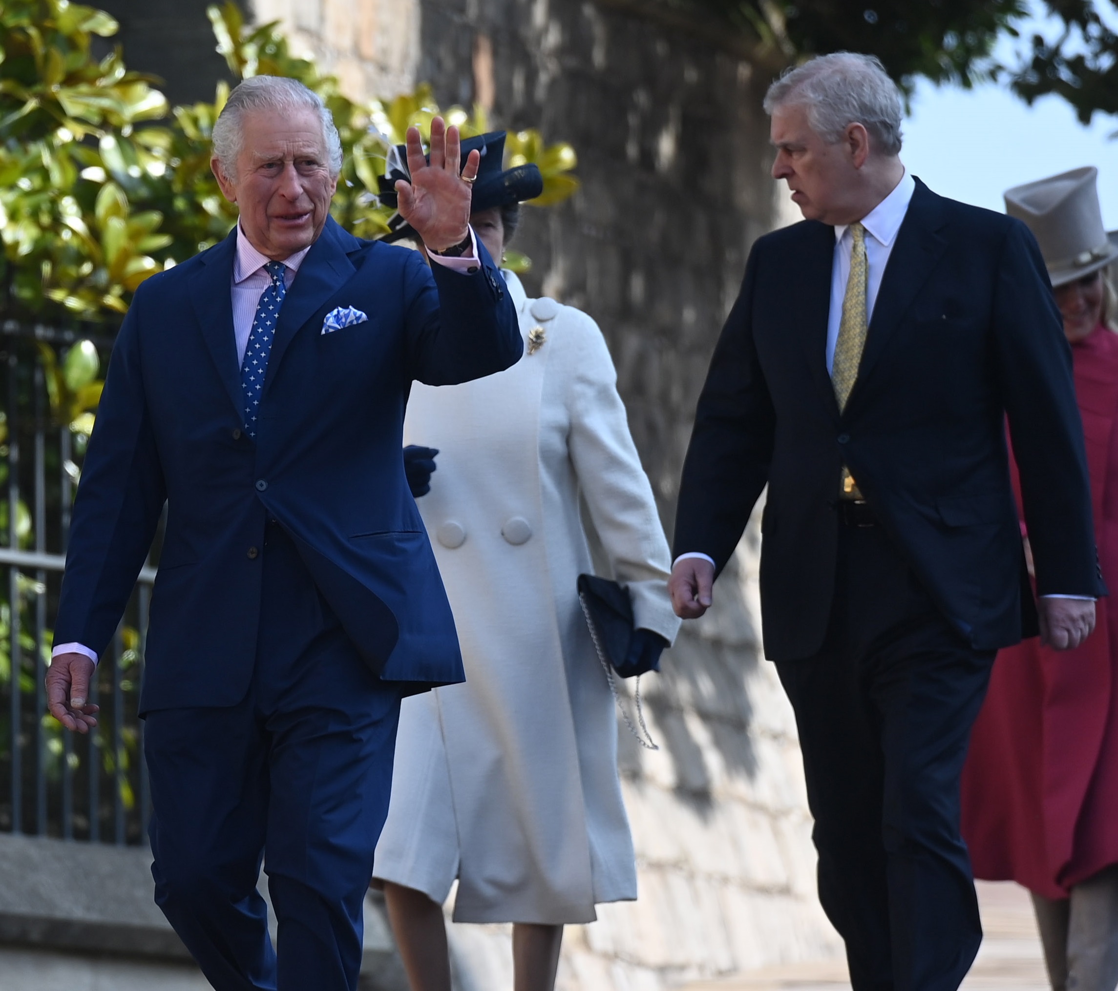 O βασιλιάς Κάρολος και ο αδερφός του, Andrew, φτάνουν για την πασχαλινή λειτουργία στο Παρεκκλήσι του Αγίου Γεωργίου στο Κάστρο του Ουίνδσορ στη Βρετανία, 9 Απριλίου 2023