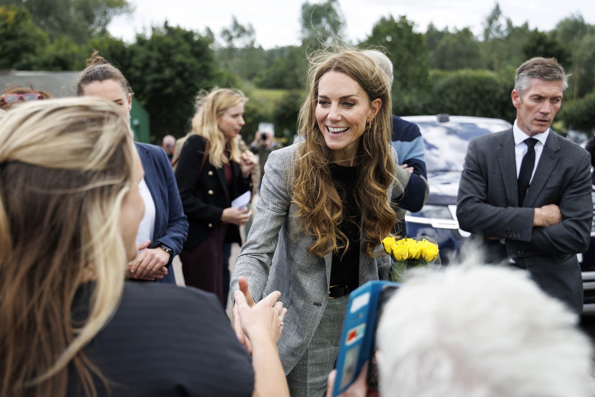 H Kate Middleton συναντά μέλη του κοινού έξω από το Sudbury Silk Mills στη διάρκεια επίσκεψης στο Σάντμπουρι στο Σάφολκ, 11 Σεπτεμβρίου 2025