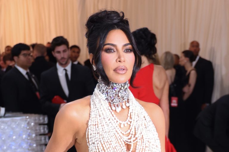 H Kim Kardashian στο κόκκινο χαλί του 2023 Met Gala, 1 Μαΐου 2023