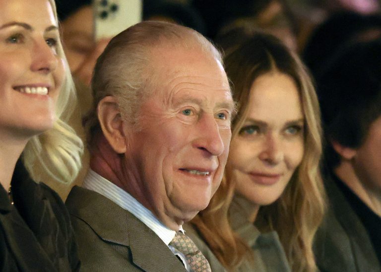 Ο βασιλιάς Κάρολος κάθεται δίπλα στη CEO του Βρετανικού Συμβουλίου Μόδας, Laura Weir, και τη Βρετανίδα σχεδιάστρια μόδας, Stella McCartney, και παρακολουθεί την επίδειξη μόδας της Tolu Coker Χειμώνας 2026 στο πλαίσιο της Εβδομάδας Μόδας του Λονδίνου, 19 Φεβρουαρίου 2026