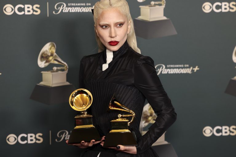 H Lady Gaga ποζάρει με τα βραβεία Grammy για το Καλύτερο Pop Άλμπουμ για το "Mayhem" και την Καλύτερη Ηχογράφηση Dance Pop για το "Abracadabra" στην τελετή των 68ων Grammy Awards στην Crypto.com Arena του Λος Άντζελες, 1 Φεβρουαρίου 2026
