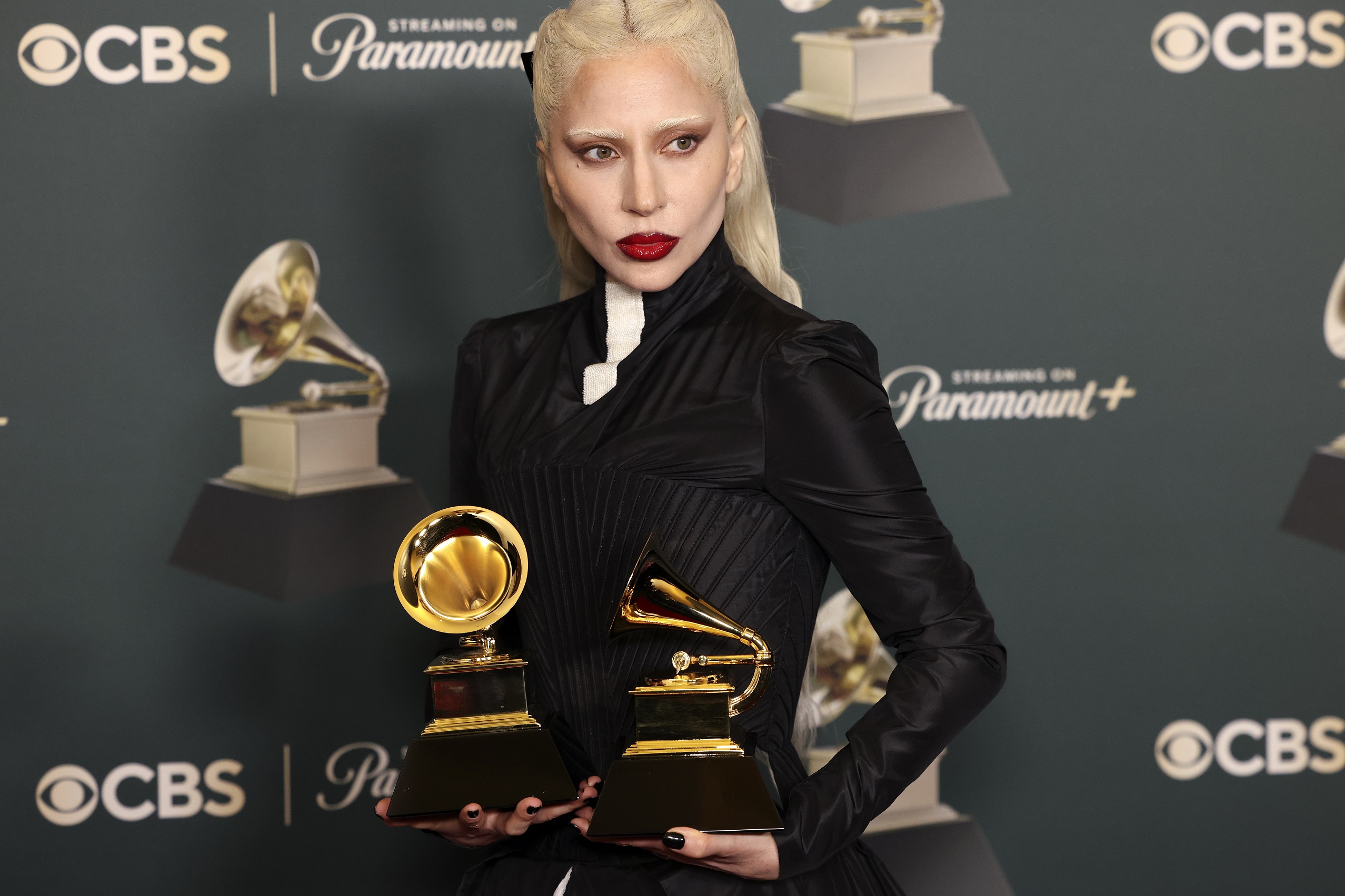 H Lady Gaga ποζάρει με τα βραβεία Grammy για το Καλύτερο Pop Άλμπουμ για το "Mayhem" και την Καλύτερη Ηχογράφηση Dance Pop για το "Abracadabra" στην τελετή των 68ων Grammy Awards στην Crypto.com Arena του Λος Άντζελες, 1 Φεβρουαρίου 2026