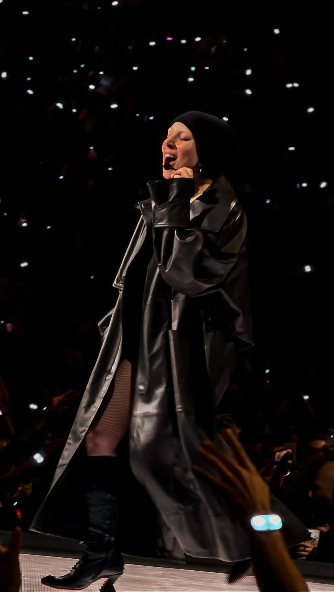 Η Lady Gaga φορά μάξι δερμάτινο trench coat στην περιοδεία της.
