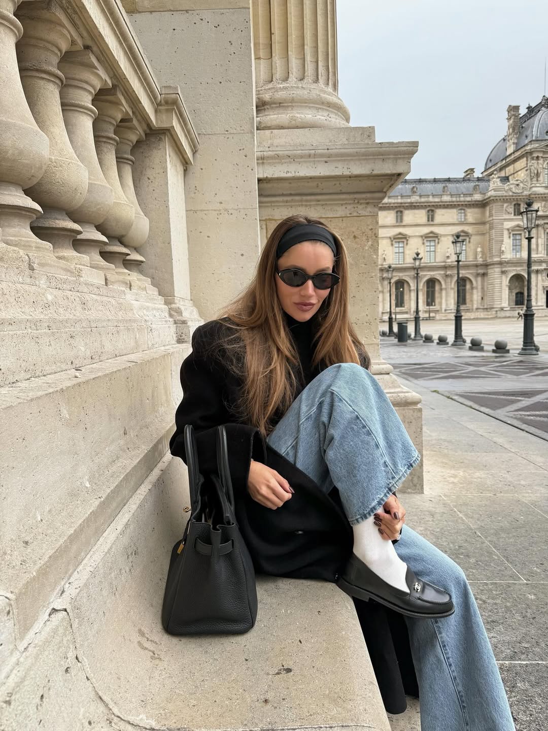 Το ανοιχτόχρωμο, ξεβαμμένο τζιν σετάρεται τέλεια με μαύρα ρούχα!