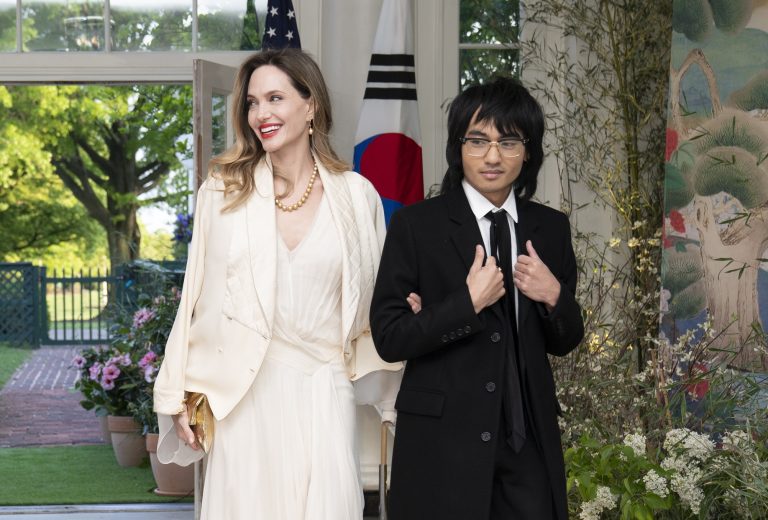 H Angelina Jolie και ο γιος της Maddox Jolie-Pitt στο επίσημο κρατικό δείπνο προς τιμήν του προέδρου της Νότιας Κορέας Yoon Suk Yeol και της Πρώτης Κυρίας της Κορέας Kim Keon Hee που παρέθεσε ο Πρόεδρος των ΗΠΑ, Joe Biden και η σύζυγός του Jill Biden, στον Λευκό Οίκο, 26 Απριλίου 2023