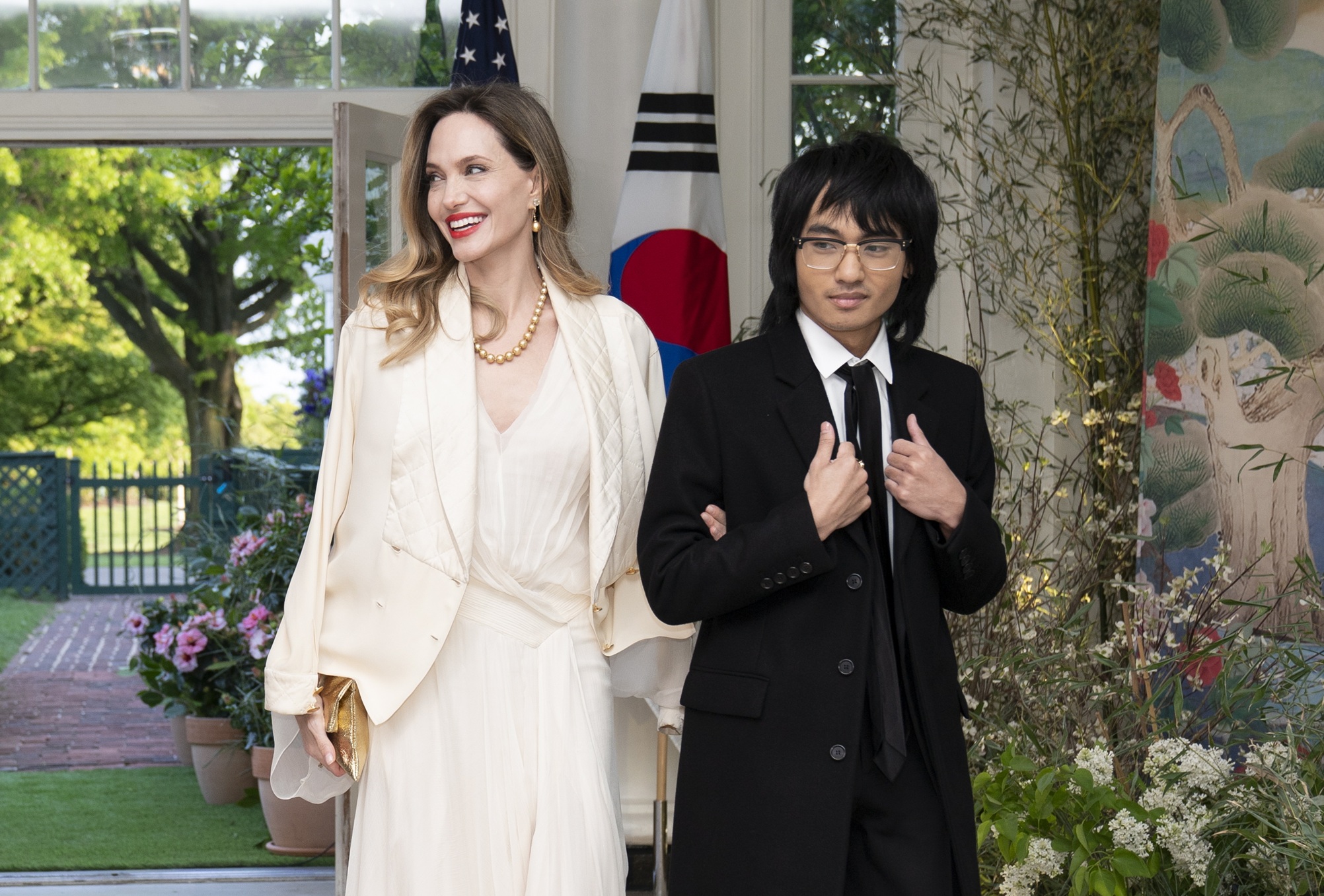 H Angelina Jolie και ο γιος της Maddox Jolie-Pitt στο επίσημο κρατικό δείπνο προς τιμήν του προέδρου της Νότιας Κορέας Yoon Suk Yeol και της Πρώτης Κυρίας της Κορέας Kim Keon Hee που παρέθεσε ο Πρόεδρος των ΗΠΑ, Joe Biden και η σύζυγός του Jill Biden, στον Λευκό Οίκο, 26 Απριλίου 2023