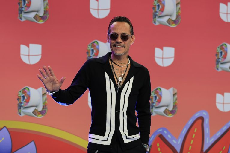 Ο Marc Anthony ποζάρει στο μπλε χαλί των Premios Juventud στον Παναμά, 25 Σεπτεμβρίου 2025