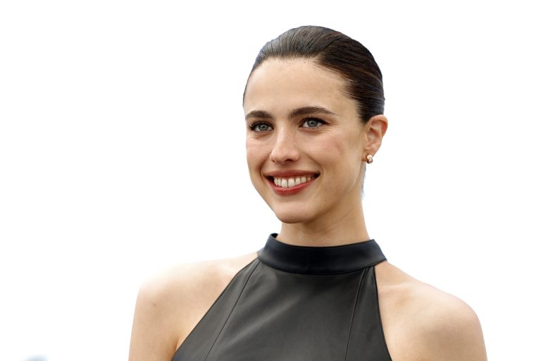 Η Margaret Qualley στο photocall για την ταινία "Honey Don't!" στο πλαίσιο του 78ου Φεστιβάλ Καννών, 24 Μαΐου 2025