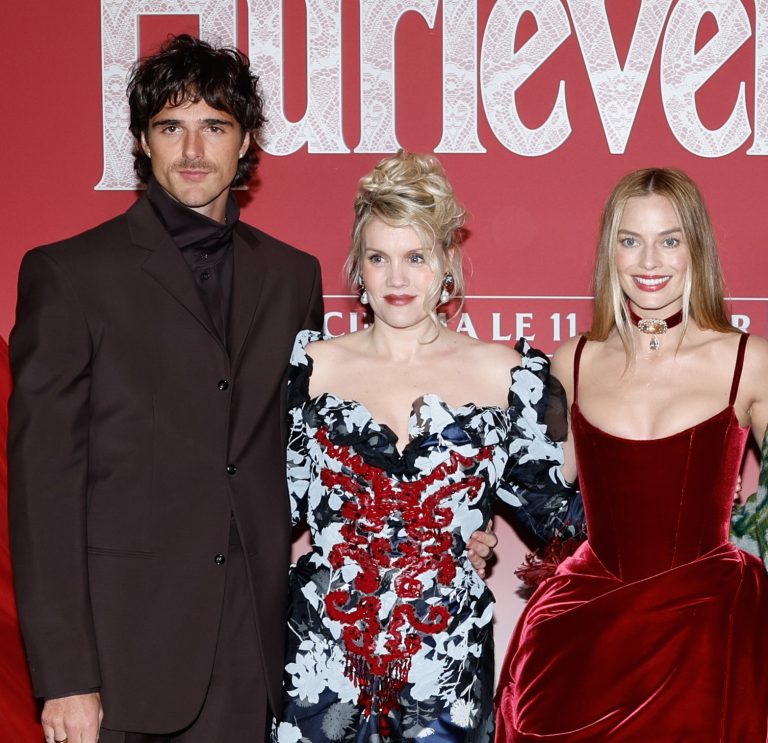O Jacob Elordi, η σκηνοθέτις Emerald Fennell και η Margot Robbie στην πρεμιέρα της ταινίας Ανεμοδαρμένα Ύψη στο Παρίσι, 2 Φεβρουαρίου 2026
