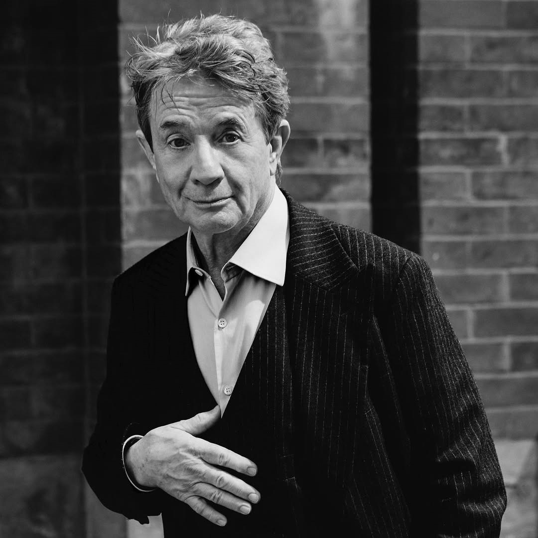 Ο Martin Short φωτογραφημένος πίσω από τις κάμερες της πετυχημένης σειράς «Only Murders in the Building».