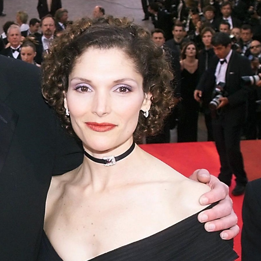 Η ηθοποιός Mary-Elizabeth Mastrantonio ποζάρει για τους φωτογράφους στις 22 Μαΐου 1999, πριν από την προβολή της ταινίας «Limbo» στις Κάννες