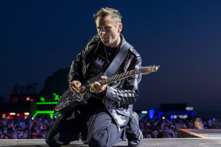 O frontman των Muse, Matt Bellamy, σε συναυλία την τελευταία ημέρα του NOS Alive Festival στο Oeiras, κοντά στη Λισσαβώνα, 12 Ιουλίου 2025